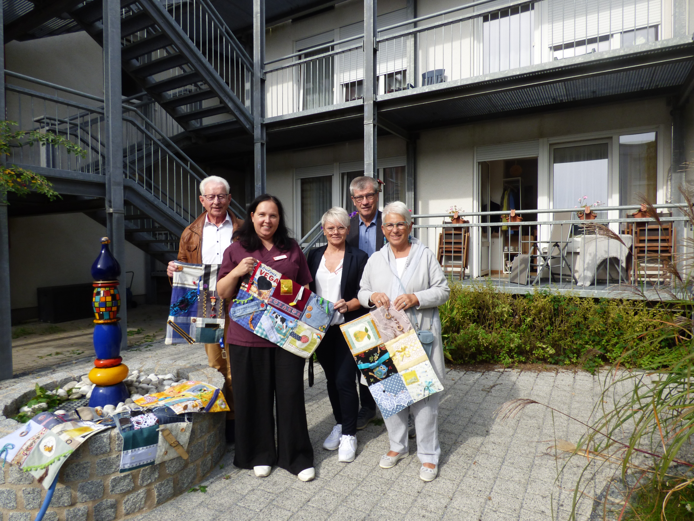 Hermann Beckering, Stephanie Scheel (Leitung Betreuungsteam des Caritas Seniorenheims St. Josef), Margarete Pult (Pflegedienstleitung des Caritas Seniorenheims St. Josef), Norbert Hartz (Vorstand des Caritasverbands Coburg), Kerstin Porsch (Mitglied der Herzkissengruppe)