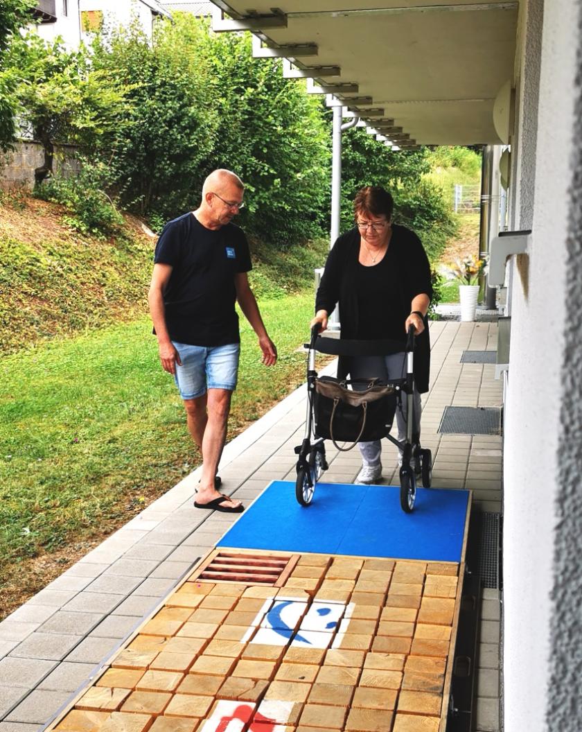 Unter fachlicher Anleitung wird mit dem Rollator trainiert