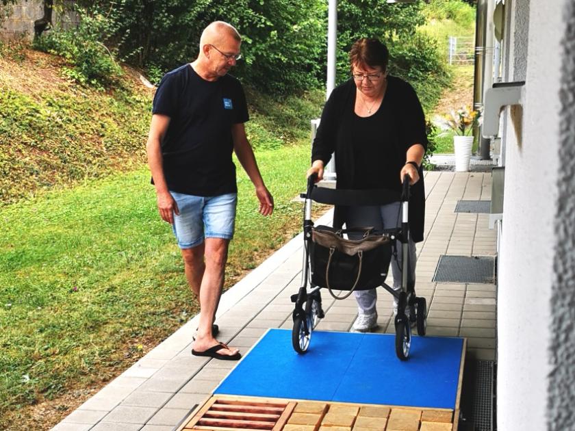 Unter fachlicher Anleitung wird mit dem Rollator trainiert