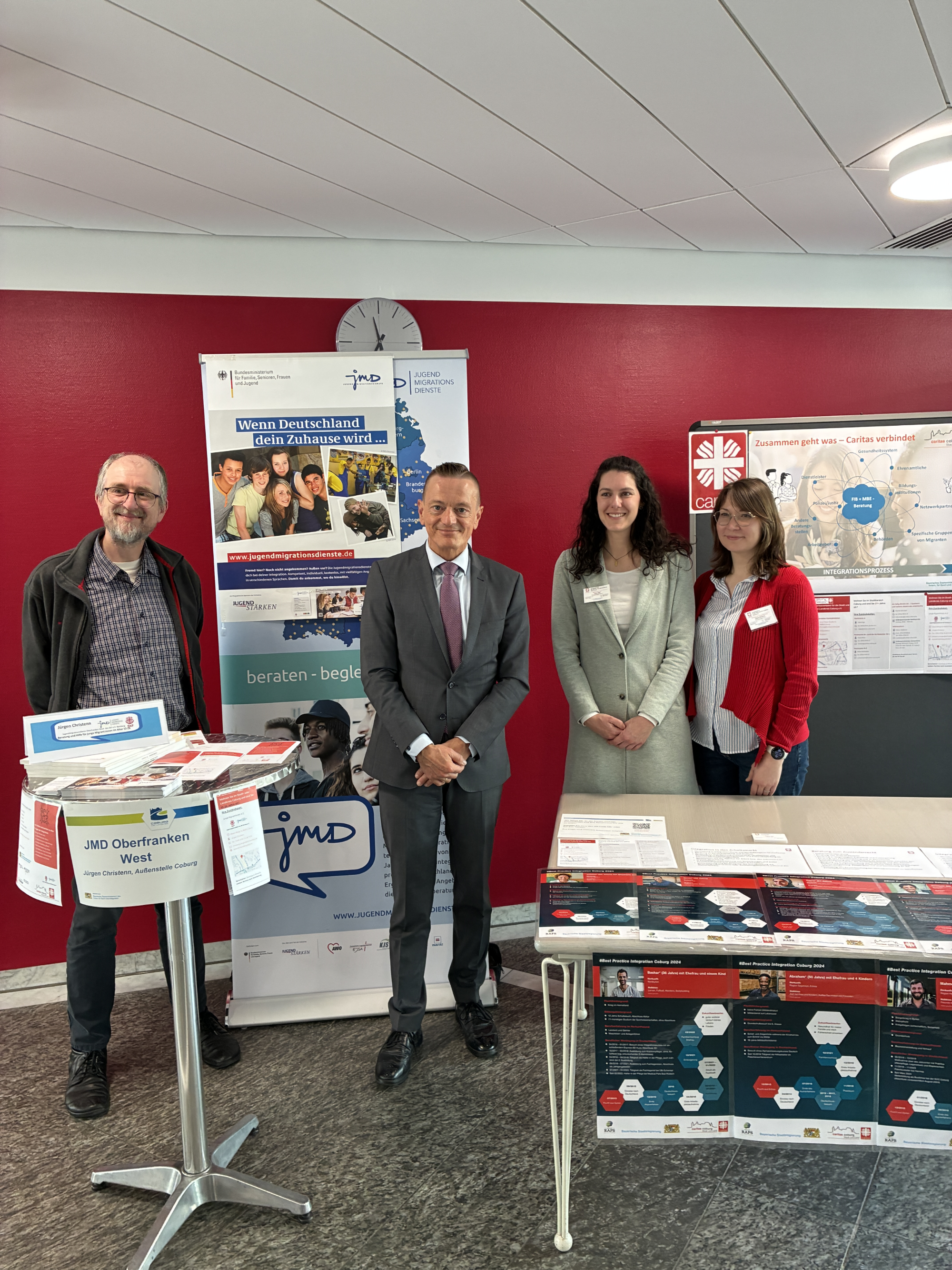 Unsere Mitarbeiterinnen Tabea Ilge und Yelena Brückner der Caritas bei der Integrationskonferenz mit Herrn Straub und Herrn Christenn