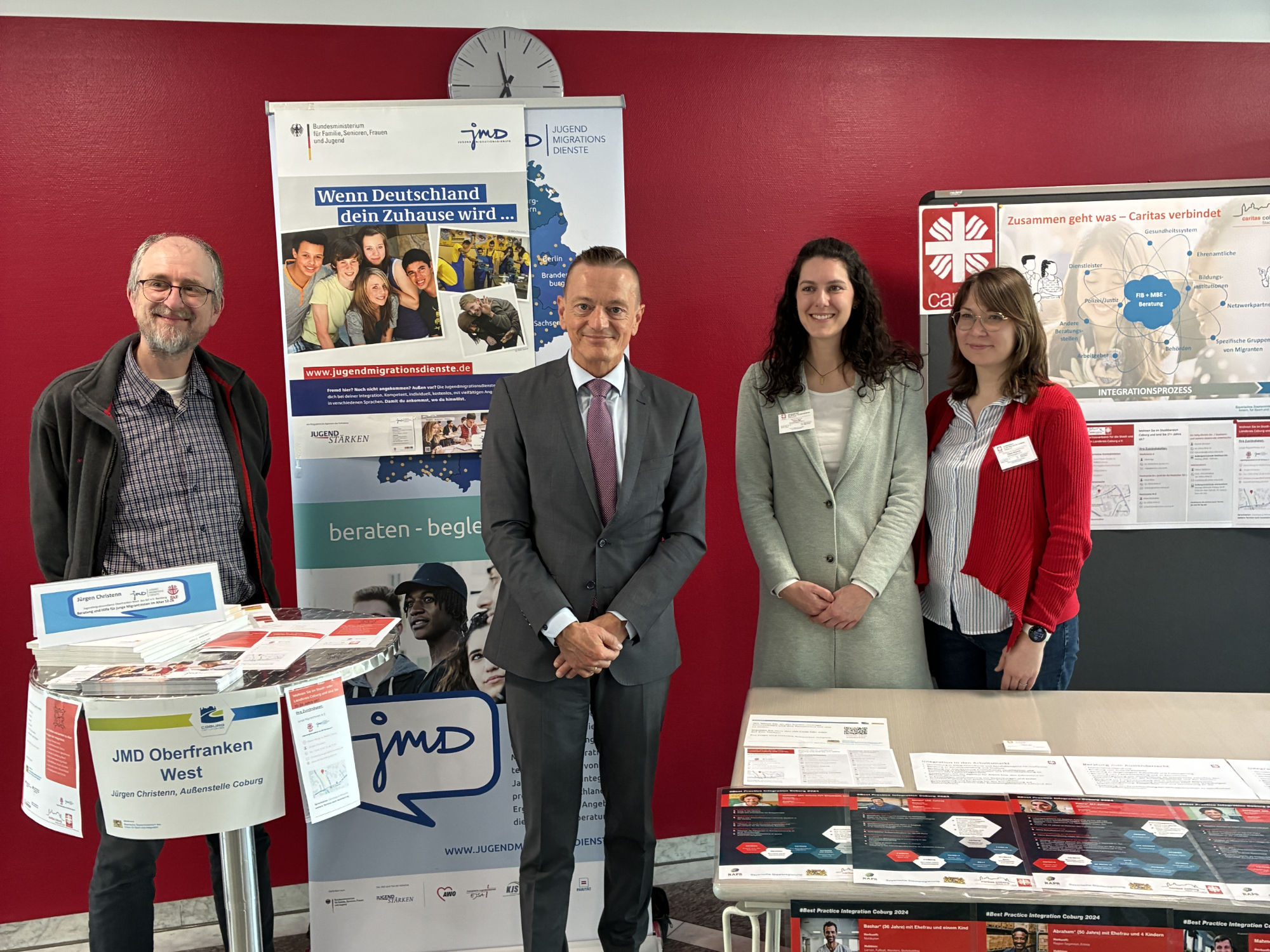 Unsere Mitarbeiterinnen Tabea Ilge und Yelena Brückner der Caritas Coburg und Jürgen Christenn vom SKF bei der Integrationskonferenz mit Herrn Straub