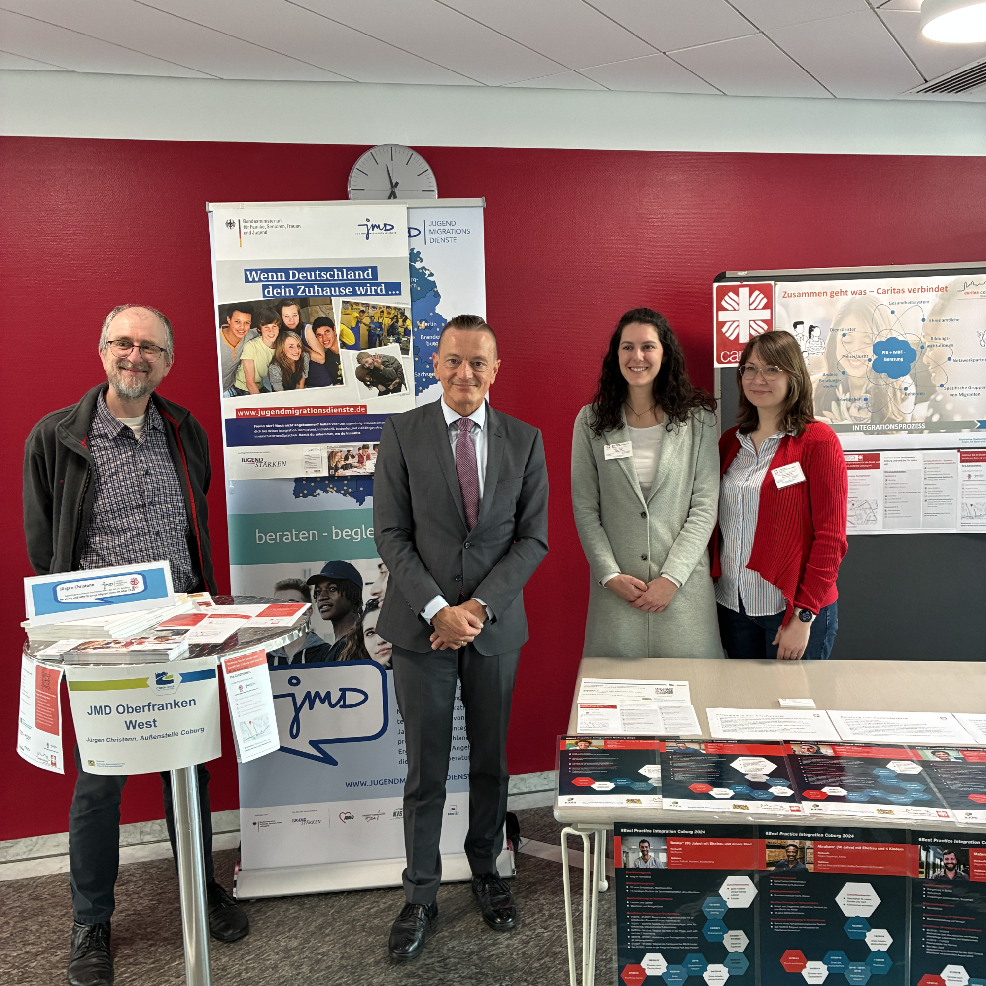 Unsere Mitarbeiterinnen Tabea Ilge und Yelena Brückner der Caritas bei der Integrationskonferenz mit Herrn Straub und Herrn Christenn